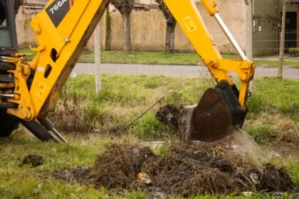 LIMPIEZA Y MANTENIMIENTO: AVANZAN LAS TAREAS EN LOS DESAGÜES DE LA CIUDAD