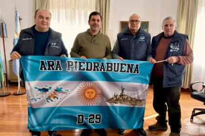 EL MUNICIPIO RECIBIÓ A LA ASOCIACIÓN DE EX TRIPULANTES DEL A.R.A. PIEDRABUENA Y RECONOCIÓ SU LABOR EN LA GUERRA DE MALVINAS