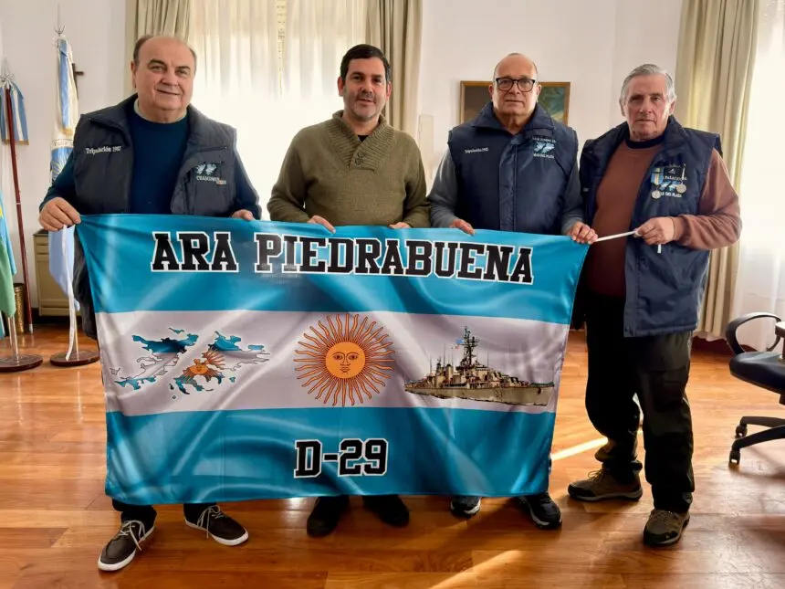 El municipio recibió a la asociación de ex tripulantes del a.r.a. piedrabuena y reconoció su labor en la guerra de malvinas - Diario Criterio Online