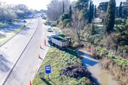 PLANIFICACIÓN Y PREVENCIÓN: SE REALIZAN TRABAJOS DE LIMPIEZA DE DESAGÜES EN RUTA 63