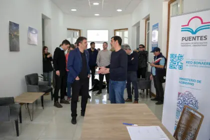 Bianco firmó convenios del Programa Puentes en Lezama y Dolores
