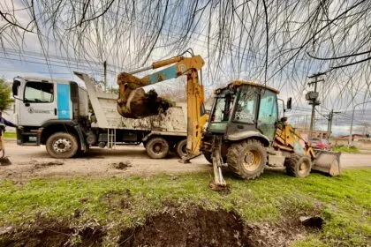 LIMPIEZA Y MANTENIMIENTO: CONTINÚAN LOS TRABAJOS DE ZANJEO EN DISTINTOS SECTORES DE LA CIUDAD