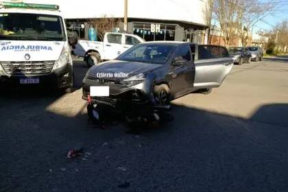 DOLORES: COLISIÓN ENTRE AUTO Y MOTO EN OLAVARRÍA Y WASHINGTON