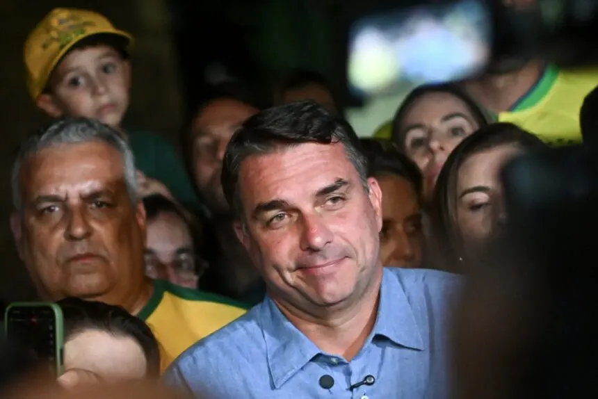 Flávio Bolsonaro se autoproclamó presidente de Brasil y agradeció a Javier Milei y Donald Trum - Diario Criterio Online