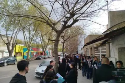 Una fila de 800 metros para buscar trabajo expone la urgencia laboral en Mar del Plata - Diario Criterio Online