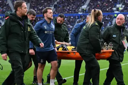Preocupación por Dibu Martínez: lo sacaron inmovilizado y en camilla en la Premier League - Diario Criterio Online