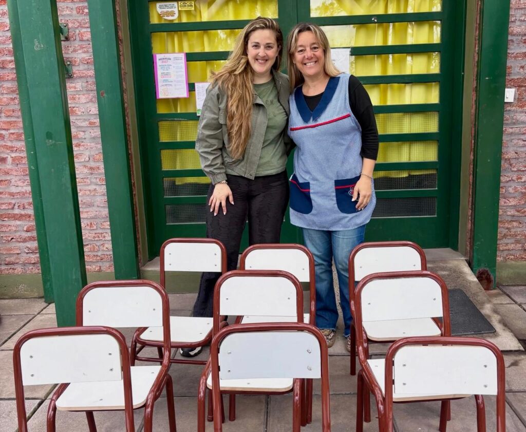 En la cárcel de Dolores restauraron sillas escolares del Jardín de Infantes N° 903