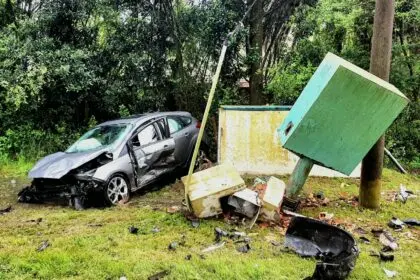 DOLORES: Fuerte siniestro vial en el camino al Aeroclub: perdió el control de su auto e impactó contra un poste - Diario Criterio Online