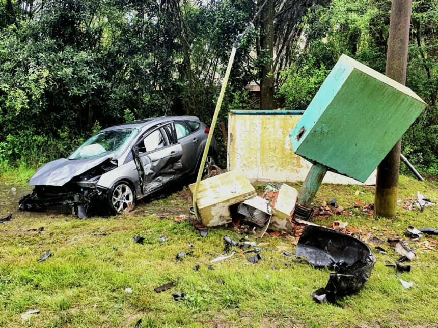 DOLORES: Fuerte siniestro vial en el camino al Aeroclub: perdió el control de su auto e impactó contra un poste - Diario Criterio Online