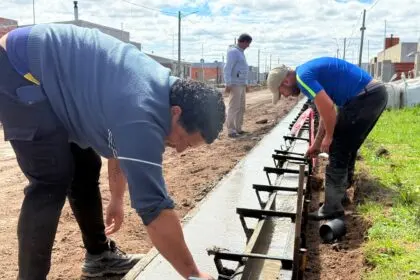 EL MUNICIPIO CONTINÚA CON LA OBRA DE CORDÓN CUNETA EN EL BARRIO FAVALORO