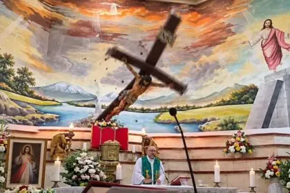 Un sacerdote murió aplastado por una cruz que cayó durante una misa  - Diario Criterio Online