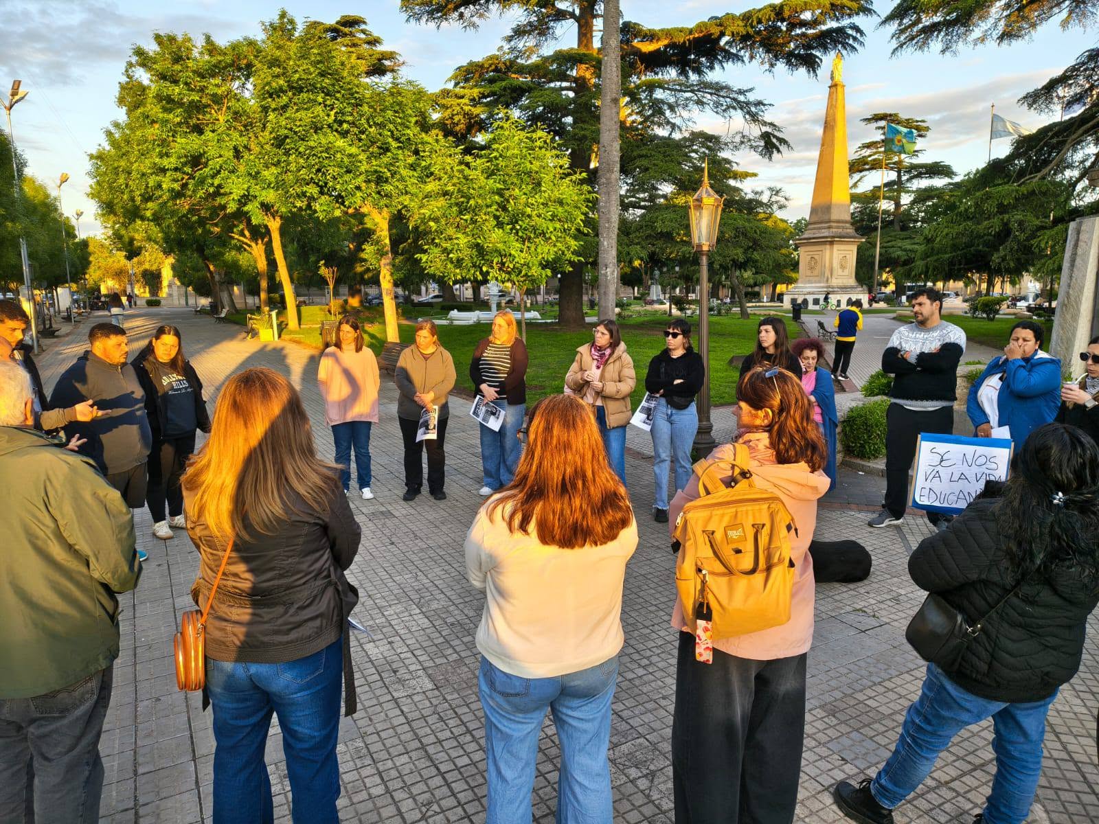 La escuela pública enseña…resiste y sueña…